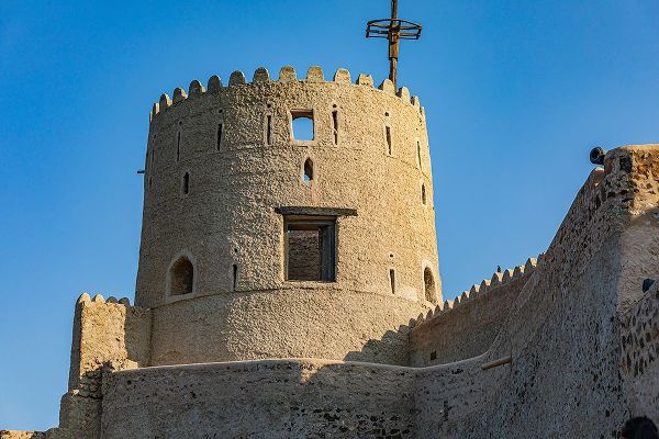 Wilson, Emily M. 아티스트의 Middle East-Arabian Peninsula-Oman-Muscat-Muttrah-A tower at Muttrah Fort작품입니다.